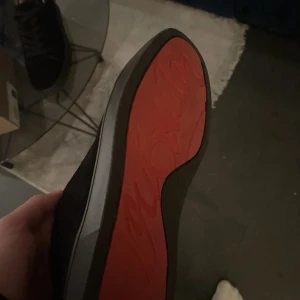 Svarta sneakers från Christian Louboutin - Säljer dessa tvär feta Christian Louboutin med den ikoniska röda sulan för endast 1999. Den är perfekt för dig som vill ha en stilren look i vardagen💯. Dem är väldigt lätta att matcha till och vid minsta lilla fundering hör av dig till mig🥂.