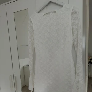 Jätte fin Nelly klänning!😻 - Väldigt fin Nelly klänning som sälj pågrund av att den inte kommer till användning!💗Den är öppen i ryggen med en rosett lite längre upp. Använd 1 gång innan, hör av er på dm om ni vill ha bättre bilder eller är intresserade!❤️