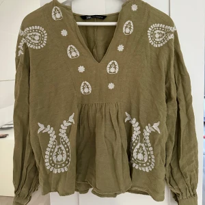 Zara tröja!😍 - En väldigt fin Zara tröja som säljs pågrund av att den inte kommer till användning🩷Skicka dm om ni är intresserade!🥰