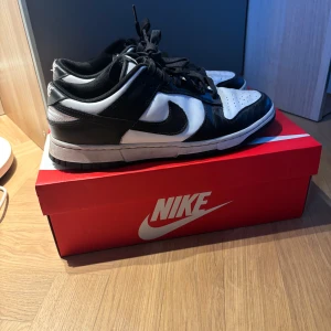 Nike Dunk Panda - Säljer ett par klassiska Nike Dunk sneakers i svart och vitt. Skorna är i bra skick, använd några gånger men har mycket liv kvar! Köpt via footlocker, box ingår