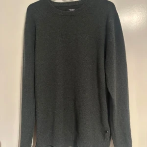 kashmirtröja från Matinique - Tja, säljer nu denna mörkgröna 100% Kashmir tröjan från Matinique. Tröjan har inga defekter eller liknande och är gott som ny! Nypris ligger runt: 1600kr mitt pris ::699kr perfekt nu inför kallare tider och ger en väldigt stilren look. 