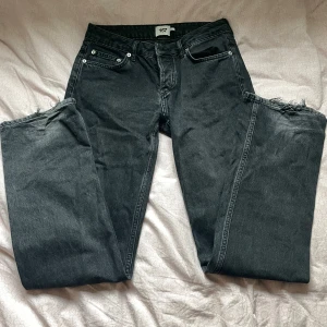 Svarta jeans från lager 157 - Snygga svarta jeans från 157 med en klassisk femficksdesign. De har en rak passform och är tillverkade i ett slitstarkt denimtyg. Perfekta för en avslappnad stil. Lappen i säger storlek S 