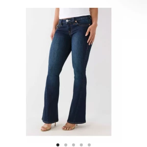 Mörkblå bootcut jeans - Jättesnygga truereligion jeans som knappt är använda💕 Strolek 27 passar mig som har 38 eller 27/32💕❤️‍🔥