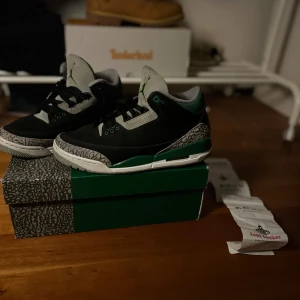 Jordan 3 pine  green  - Det är användna några gånger, jag har kvitto och kartong priset är ej hugget i Sten kostar 4-5 tusen nya