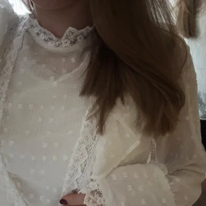 Vit spetsblus - Säljer denna slutsålda trendiga spetsblus i vitt! Den är supersöt och går att bära både utan linne och med linne. Perfekt till fest eller vardags, snygga spetsdetaljer💝