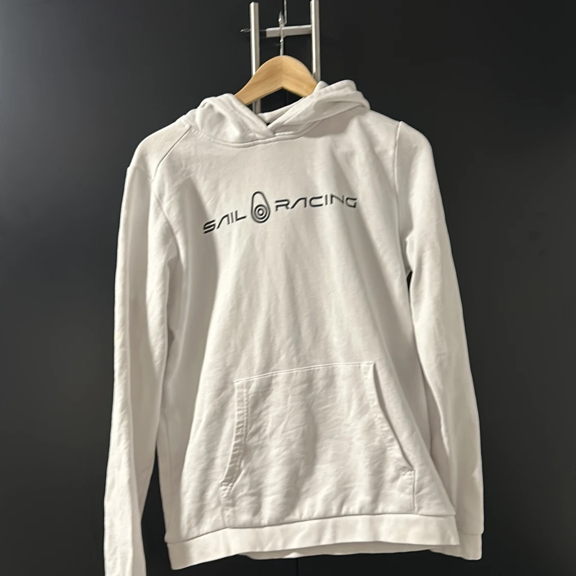 Vit hoodie från Sail Racing