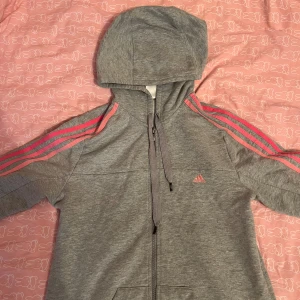 Vintage adidas zip up - Väldigt fin som ny adidas zip up med rosa detaljer 🩷