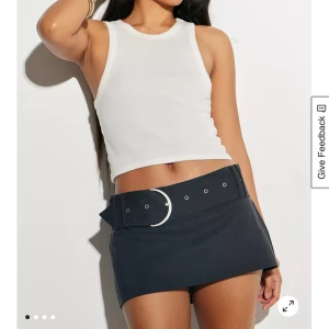 Svart skort med bälte - Trendig svart kortkjol med inbyggda shorts från Urban Outfitters. Oanvända och lappen finns kvar! Köpta i två storlekar och ska behålla den andra (: Perfekt att använda på festival eller nyår 🤩ordinarie pris 55 euro (ca 630kr)