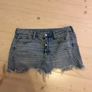 Jeanskjol med fransig kant - Bra skick säljer för den inte passar!!