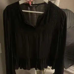 Jättefin svart blus med broderat mönster från zara🩷använd fåtal gånger med inga defekter