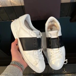 Valentino open - Säljer dessa sjukt feta valentino opens ! Size 43-44. Skick 8/10. Kan gå ner i pris vid snabb affär. Hör av dig vid minsta fundering 💯