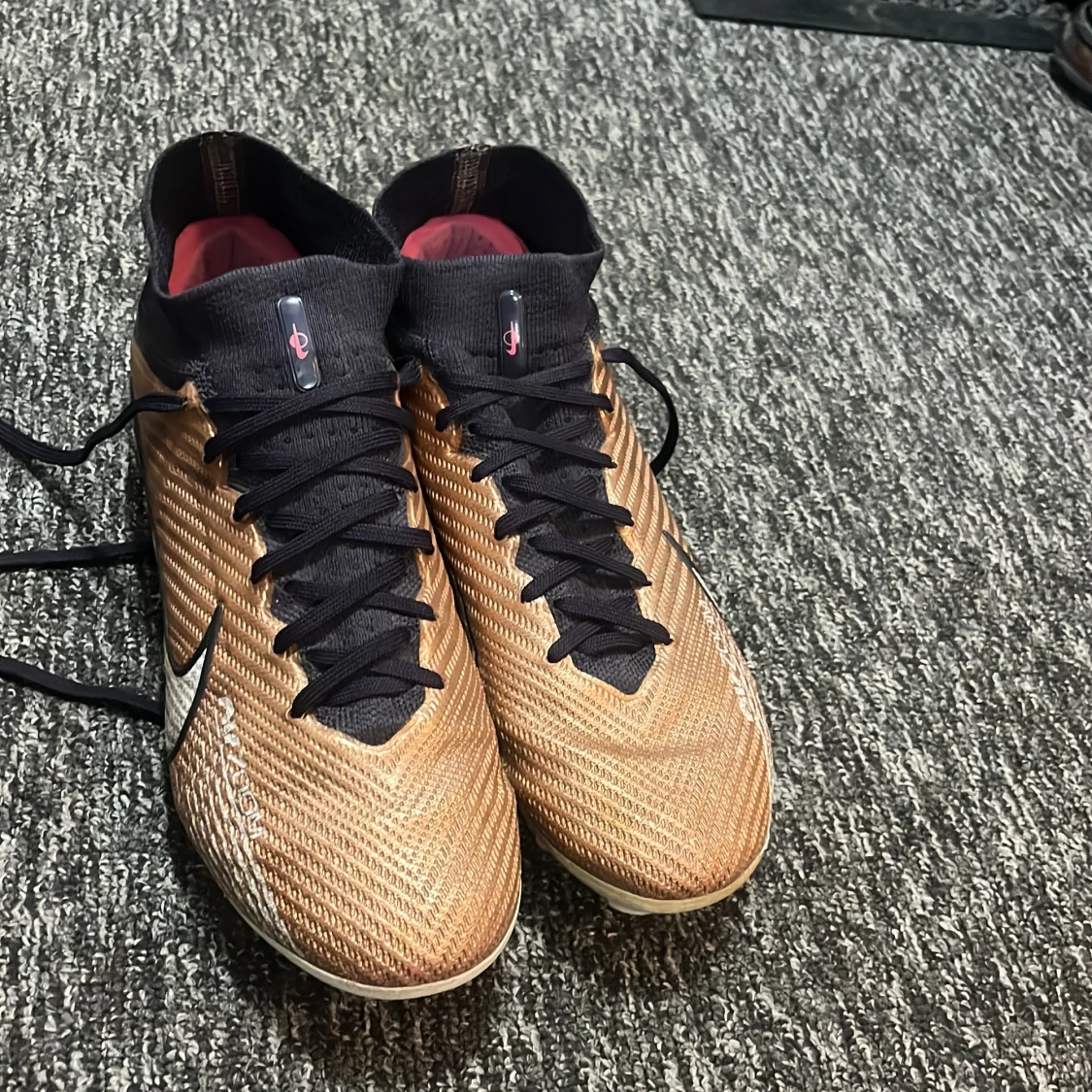 Nike fotbollsskor i guld och svart