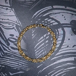 Guld Kejsar Armband - Säljer Guldpaljetterat armband, passar till alla tillfällen men också till för alla! Tål vatten extremt bra och är rostfritt stål! Storlek är 19cm - 6mm och väger 20g  För fler bilder så skriv till mig i dm…