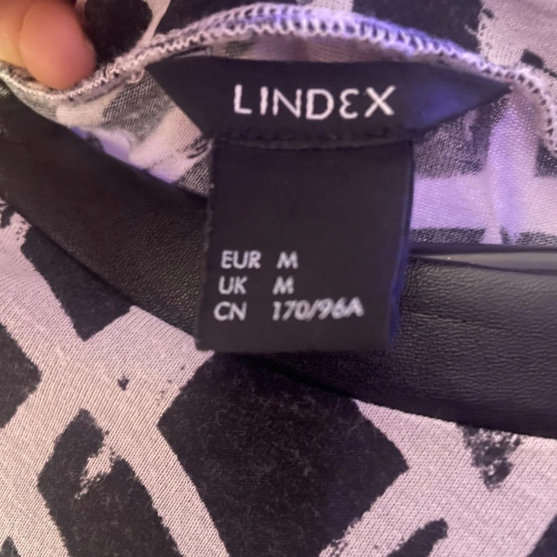 Svartvit mönstrad topp från Lindex - 90