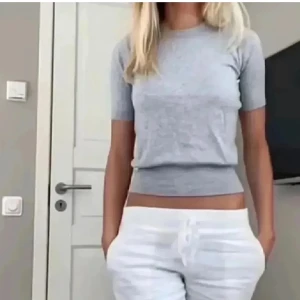 Grå kortärmad tröja - Så snygg stickad kortärmad tröja ifrån Zara. Lite nopprig men inget man tänker på! Skriv för fler bilder💗