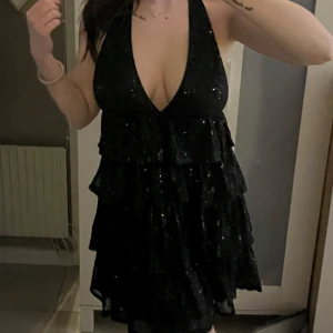 Glitter klänning - Säljer denna glittriga  klänning endast använd 1 gång så bra skick, strl S. Priset går att diskuteras! Passar perfekt nu till nyår ☺️