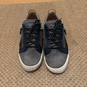 Giuseppe Zanotti sneakers - Säljer mina sällsynta Giuseppe sneakers i ett rätt bra skick men har däremot en lite skråma på baksidan (kolla sista bilden) Nypris på detta ligger runt 7000-8000kr och har då tagit hänsyn till skadan på ena skons baksida med det priset jag säljer dessa för.