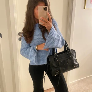 Blå stickad tröja  - Jätte fin blå stickad tröja med slits längs armarna och midjan som ger en utsvängd look 🩵💙