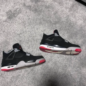 Jordan 4 retro bred  -  Nike Air Jordan 4 Retro bred, dom är i bra skick och kommer inte till användning. Dom är i storlek 42,5 men passar bättre som 41,5 - 42. Box finns men måste ha råkat slänga pappret som ska ligga i. Skriv vid funderingar och frågor