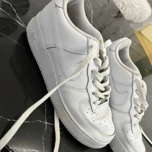 Vita Nike Air Force 1 - Säljer ett par  vita knappt använda Nike Air Forces . Storlek 38,5. Sko paket finns kvar