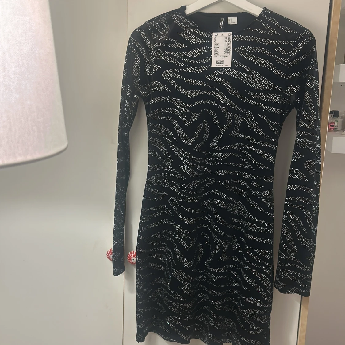 Svart glittrig klänning från H&M Divided