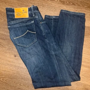 Jacob Cohen  - Säljer ett par exklusiva Jacob Cohen- jeans, limiter edition, St. Tropez 622. Handgjorda i Italien i ett begränsat antal. Jeansen är i topp kvalitet och osar lyx.