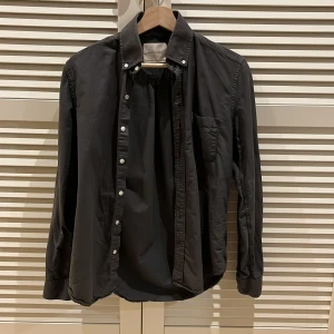 Mörkgrön skjorta från A Day's March - Snygg olivgrön skjorta från A Day's March. 