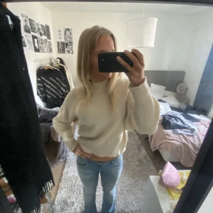 Beige stickad tröja - Säljer en mysig beige stickad tröja med långa ärmar och ribbade muddar. Perfekt för kyligare dagar och enkel att matcha med jeans eller kjol. Hör av dig vid intresse! Köpt här på plick för ett tag sen men har inte använt en enda gång sedan dess, nypris är 590kr❤️ passar mig med storlek S