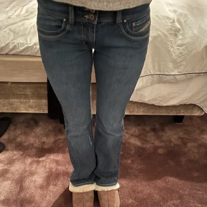 Blå jeans från Diesel - Säljer dessa snygga blå jeans från Diesel som är i väldigt bra skick. Bootcut och lågmidjade. Använda endast några enstaka gånger. Säljer då de tyvärr är för små. Storlek 28, kolla sista bilden 