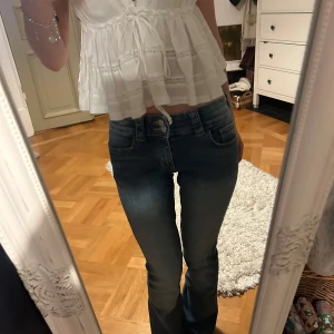 Blå bootcut jeans - Normalhöga jeans från hm barn. St 158 och passar mig perfekt som har midjemåttet 35cm (rakt över) och 75cm i innerbenslängd. Har använt dessa jeans ca 2 gånger och kommer inte till någon användning. Väldigt stretchigt material!!