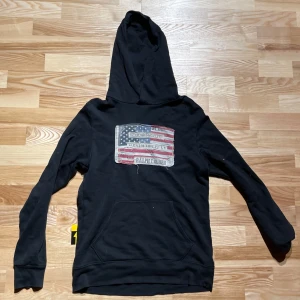 Ralph Lauren demin & supply - Säljer en svart hoodie från Ralph Lauren. Hoodien är väldigt sällsynt och eftertraktad. 