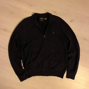 Ralph lauren zip - Säljer nu min svarta tröja från Ralph Lauren i pima bomull. Tröjan har en dragkedja framtill och det klassiska broderade logotypen på bröstet. Perfekt för en stilren look. Tröjan är i ett fint skick. Hör gärna av er vid frågor om tröjan eller priset🕺🎉