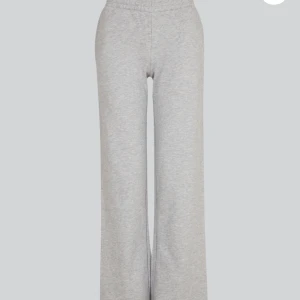 Grå mjukisbyxor - Säljer ett par mjuka och sköna grå mjukisbyxor från bikbok. Fick 2 par i julklapp så säljer ena paret. Prislappen är kvar och aldrig använda 🤗