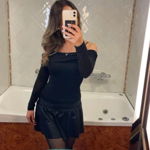 Svart offshoulder Intimissimi liknande tröja - Elegant svart offshoulder långärmad figurnära topp med långa ärmar. Perfekt för en stilren look. Materialet liknar Intimissimi. 