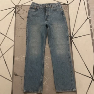 Blå jeans från Weekday - Rowe Extra High Straight Jeans. Den är som ny och det är inga problem någonstans på jeansen. Storlek; 26/30