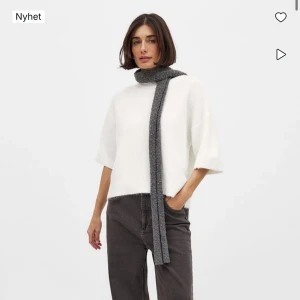 Kortärmad stickad tröja  - Vit. Kortärmad stickad tröja från NA-KD. Brukar ha XS-S i toppar men denna beställde jag i M för en oversized fit. 