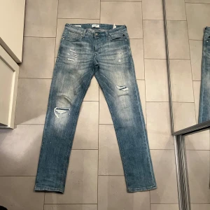 Blå Jack and Jones slim/glenn med slitningar - Snygga blå jeans med slitningar. Storlek W32 L34.