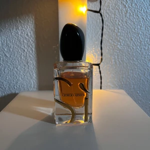 Si Intense Edp 50 ml - Säljer denna damparfym från Giorgio Armani, 50 ml - väldigt fräsch och fin lukt som passar alla tillfällen! Använt lite grann, så se bild hur mycket det kvar!  förpackning medföljs ej! 