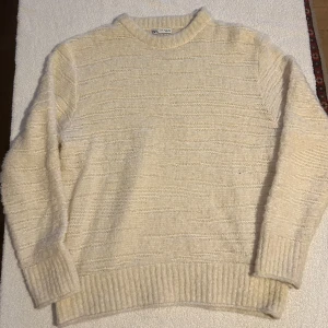 Zara knit sweatshirt - Cream - M - Väldigt skön zara knit sweatshirt, använd 1/2 gånger.  Storlek: M