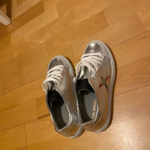 Silvriga Axel Arigato skor - Assnygga Axel arigato skor. Äkta.Axel arigato skippar följer med. De var lite för små för mig, enbart testade! Kan sänka priset vid snabb affär, pruta på! Hör av dig med frågor eller för fler bilder❤️