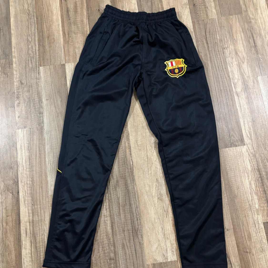 Blå och svart träningsjacka med barcelona märke - 92