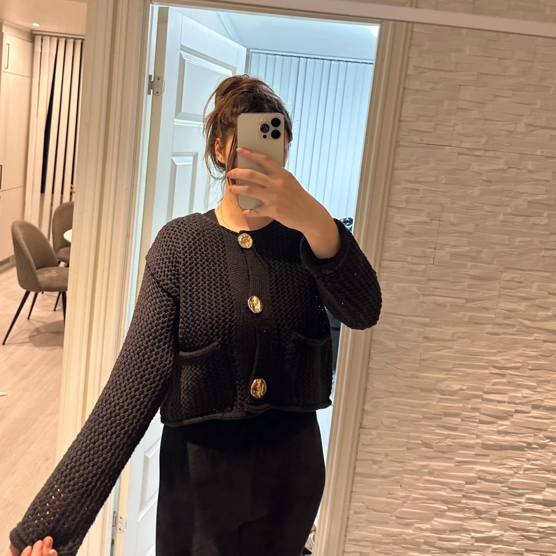 Svart stickad kofta med stora knappar - 91