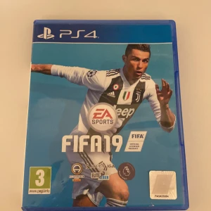 FIFA 19 till PS4 - Säljer FIFA 19 till PlayStation 4. Spelet erbjuder spännande fotbollsaction med UEFA Champions League och över 25 ligor. Perfekt för fotbollsfans som vill uppleva realistiska matcher och turneringar.