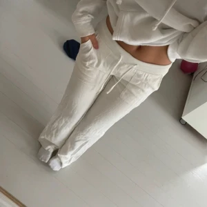 INTRESSEKOLL Vita lågmidjade linnebyxor - Super fina med dubbelt material så att de inte blir genomskinliga. Passar xs 💗