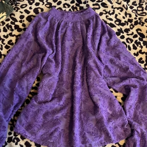 söt lila blus - Jag säljer en fin lila blus med ett unikt tryck