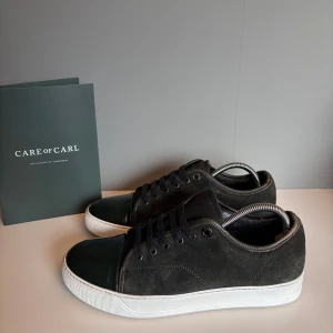 Lanvins - Säljer ett par gröna lanvins i storlek UK7 (EU41), cond 8/10 lite slitna läderdelar samt repad på ena toecapen men annars väldigt gott skick! Tillkommer endast skor!