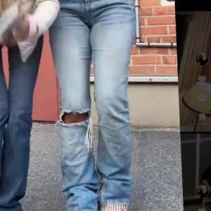 Lågmidjade bootcut jeans  - Snygga blå jeans som har ett hål i ena benet. ❤️
