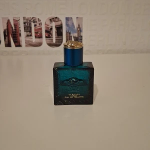 Versace Eau de Toilette - Säljer en elegant Versace Eau de Toilette. Det är en 30 ml flaska men nu återstår ca 17 ml. Annars är flaskan fullt fungerande och precis som den ska vara.