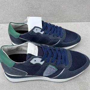 Philippe Model trainer ( HELT NYA ) - Ett par riktigt snygga & eftertraktade trainers || perfekta nu till vintern || strlk 42 || skicket är 10/10 ( HELT NYA ) || box dustbag och tag medföljer || hör av er vid intresse!!