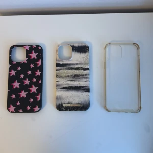 Mobilskal iPhone 12 pro max  - Säljer dessa tre skal i bra skick. Lite defekter men inget som man tänker på vid användning! Stjärnskalet: 40kr, ideal of sweden (mitten skalet): 100kr och det genomskinliga skalet: 30kr